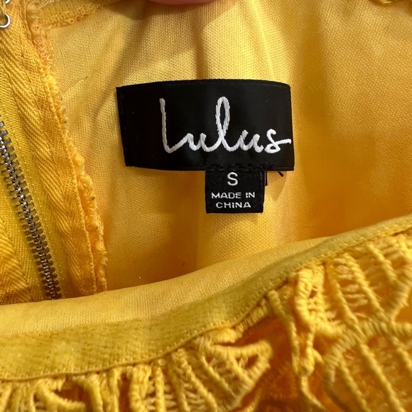 Cute yellow, flower lace Lulus dress. Size Small. - Picture 10 of 12